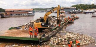 Manaus acelera limpeza na marina do Davi e remove acúmulo de resíduos no Tarumã