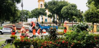 Descarte irregular de lixo gera retrabalho de limpeza na Praça da Matriz