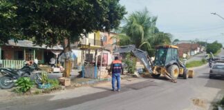 Ação da prefeitura remove construções irregulares em logradouro público na capital