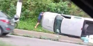 Carro capota na avenida General Rodrigo Otávio, no bairro Coroado, e deixa trânsito intenso