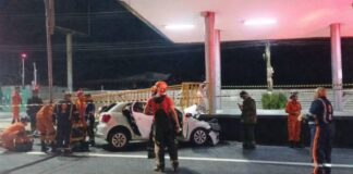 Motorista fica preso às ferragens após carro colidir contra estrutura na Constantino Nery