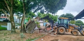 Boxe e banheiro irregulares são demolidos em praça do Dom Pedro