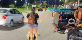Motociclista na contramão causa colisão entre motos e deixa mulher gravemente ferida