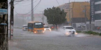 Chuva da madrugada causa alagamentos em Manaus