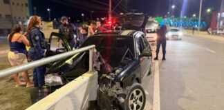 Carro bate em mureta do Viaduto Rei Pelé e deixa mulher gravemente ferida no Jorge Teixeira