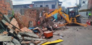 Ação integrada faz demolição de boxes construídos em calçada no Jorge Teixeira