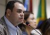 Cidade corta formação de alunos e valorização de professores para bancar o básico nas escolas
