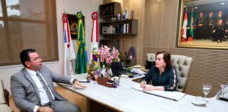 Conselheira Yara Lins escuta manifesto do deputado Wilker Barreto sobre agentes de Saúde de Lábrea