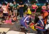 Motorista desvia de pedestres em faixa e provoca acidente com motociclistas na Avenida das Torres