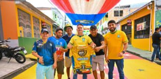 David Almeida destaca geração de renda durante visita à tradicional Rua da Copa no Alvorada