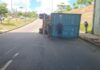 Caminhão com contêiner tomba e derrama óleo na pista em avenida de Manaus