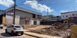 Prefeitura embarga demolição irregular no Parque 10 e alerta para obrigatoriedade de licença