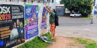Publicidade irregular com lambe-lambe é alvo de fiscalização na Zona Oeste da capital