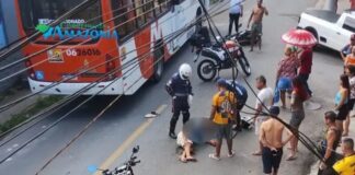 Motociclista fica ferido após bater em ônibus no bairro Petrópolis