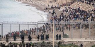 Imigrantes marroquinos atravessam fronteira e lotam orla de Ceuta, na Espanha