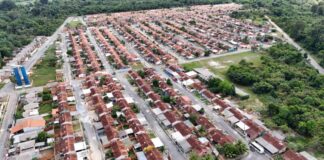 Mateus Assayag transfere Residencial Parintins ao município e garante títulos a 890 famílias