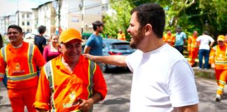 Prefeito acompanha operação de tapa-buracos no domingo e surpreende moradores em Manaus
