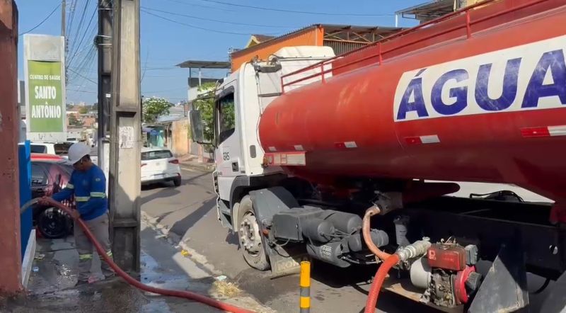 Atendimento com carros-pipa (