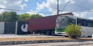Carreta perde o controle e atinge muro na avenida Efigênio Salles
