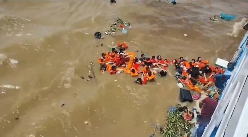 Passageiros ficam à deriva após embarcação naufragar no Encontro das Águas (1)