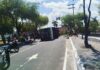 Ônibus capota após bater em árvore na avenida São Jorge, passageiros ficam feridos