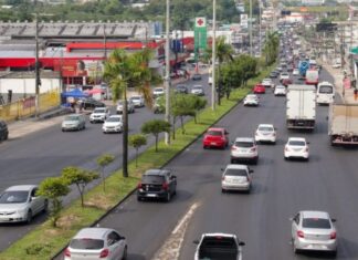 Rompimento de adutora provoca lentidão na avenida Torquato Tapajós