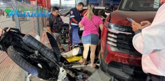 Motociclista fica gravemente ferido após colisão e invadir loja de carros na Avenida Constantino Nery