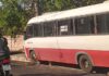 Ônibus executivo perde o controle, invade canteiro e bate em poste na Avenida Torquato Tapajós