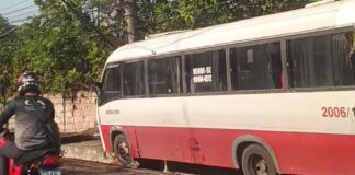 Ônibus executivo perde o controle, invade canteiro e bate em poste na Avenida Torquato Tapajós