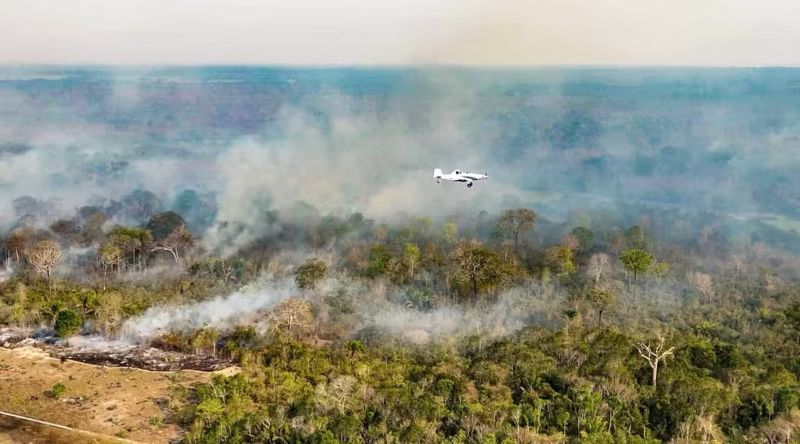 Aeronave atua em combate a incêndio florestal no interior do Amazonas
