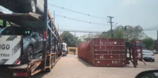 Carreta tomba após falha estrutural na avenida Rodrigo Otávio