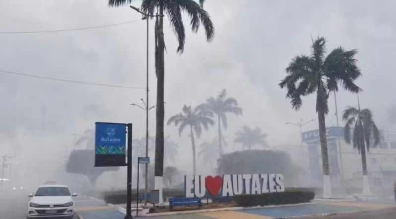 Centro de Autazes coberto de fumaça
