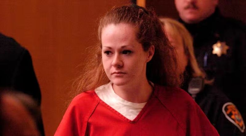 Christa Pike entrando em tribunal no Tennessee