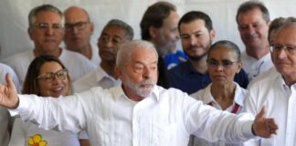 Lula vota em São Bernardo do Campo acompanhado de Janja e aliados políticos