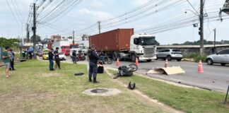 Motociclista de aplicativo morre após ser atingido por carreta no Distrito Industrial