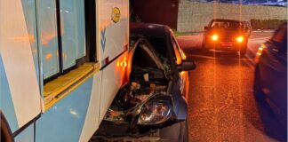 Motorista fica ferido após carro atingir traseira de ônibus no Parque das Laranjeiras