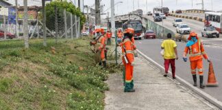 Mais de 60 trabalhadores reforçam limpeza na avenida Max Teixeira, em Manaus